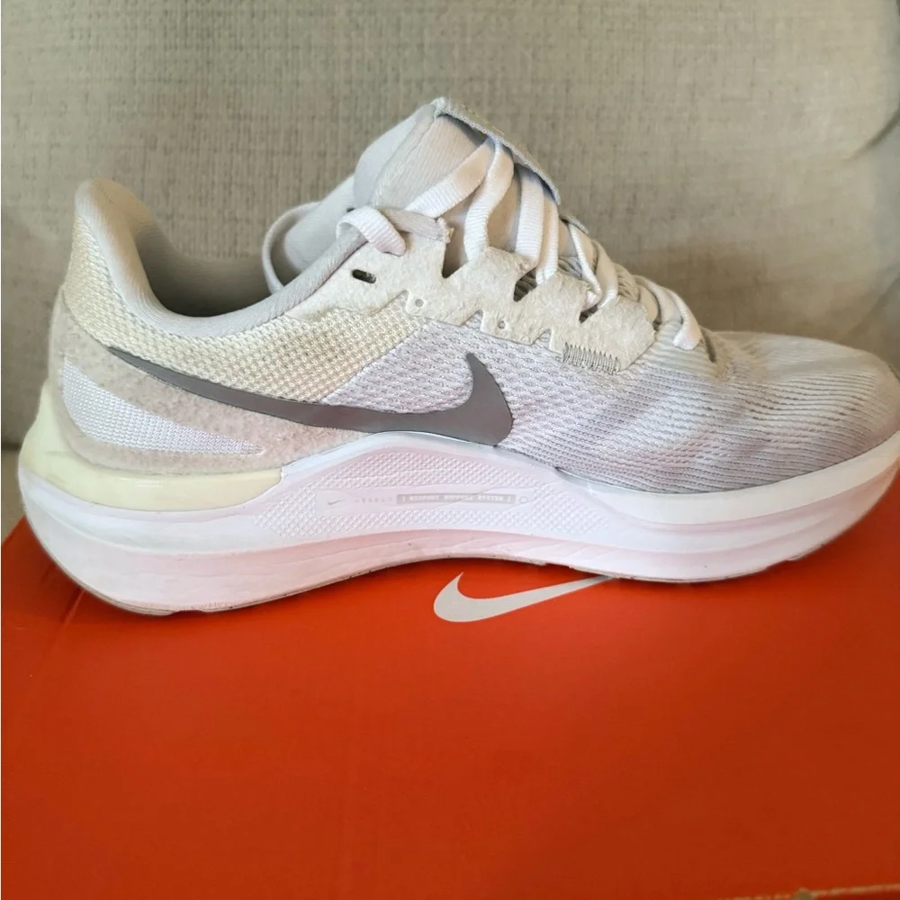 Nike Cream and White Running Shoes - Picture 8 of 11